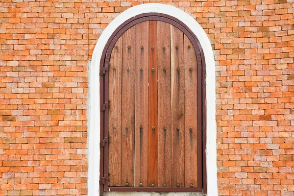 Деревянная дверь на кирпичной стене . — стоковое фото