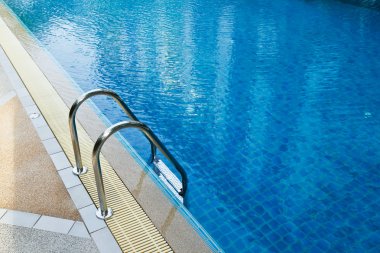 Yüzme havuzunda barlar Merdiveni yakala