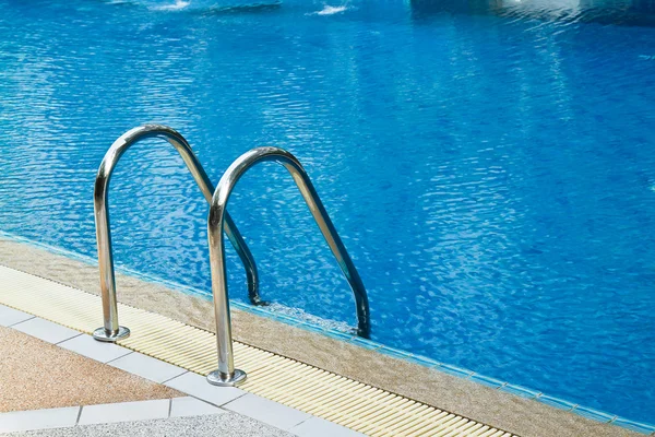 Grab bar scala in piscina — Foto Stock