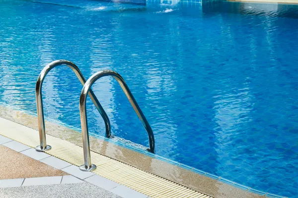 Pegue barras escada na piscina — Fotografia de Stock