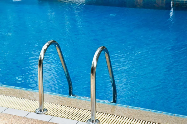 Grab bar scala in piscina — Foto Stock