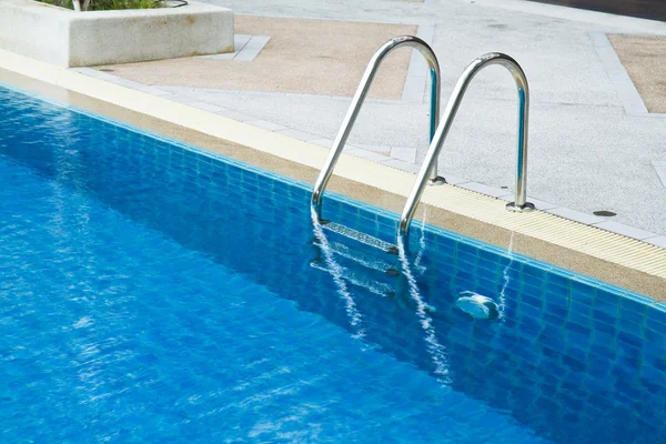 Yüzme havuzunda barlar Merdiveni yakala