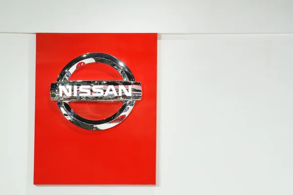 BANGKOK - DEZEMBRO 1: O emblema Nissan em fundo branco, Dez — Fotografia de Stock