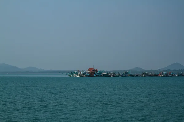 TRAT, THAÏLANDE - 30 DÉCEMBRE : jetée de ferry et ferry Koh Chang — Photo