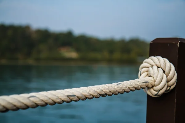 Corda bianca legata in un nodo . — Foto Stock