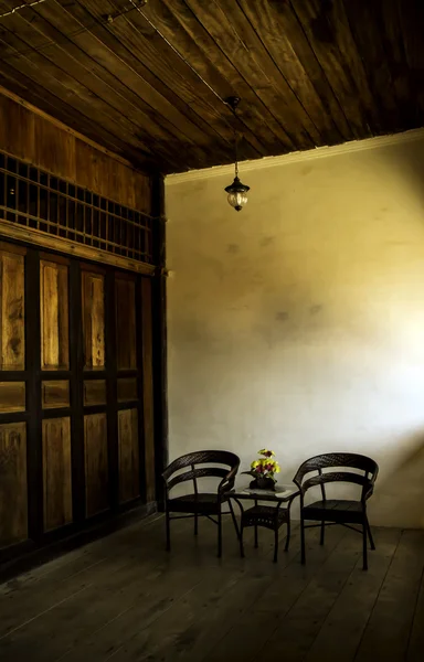 Karanlık bir odada sandalye — Stok fotoğraf