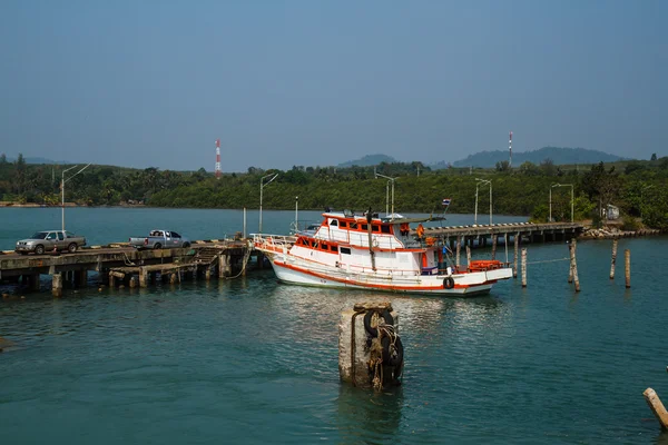 TRATO, TAILÂNDIA - 30 DE DEZEMBRO: O cais de ferry Koh Chang e ferry Fotos De Bancos De Imagens Sem Royalties