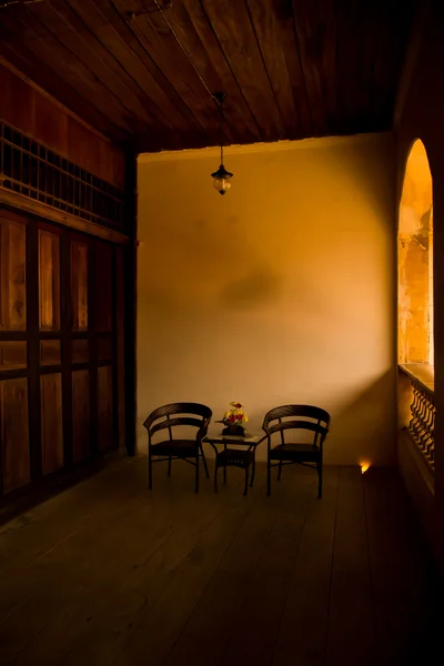 Židle v temné místnosti — Stock fotografie