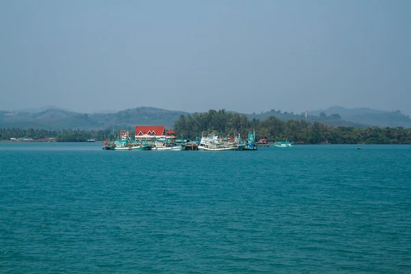 Trat, thailand - 30 december: de koh chang ferry pier en veerboot — Stockfoto