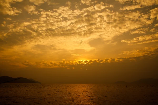 Wschód słońca w bang bao, ko chang, Tajlandia — Zdjęcie stockowe