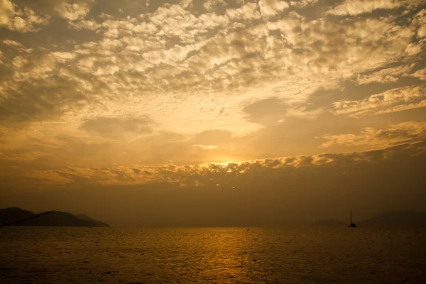 Wschód słońca w bang bao, koh chang. — Zdjęcie stockowe