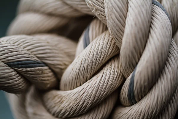 Weißes Seil zu einem Knoten gebunden. — Stockfoto