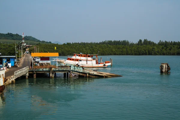 TRAT, THAÏLANDE - 30 DÉCEMBRE : jetée de ferry et ferry Koh Chang — Photo