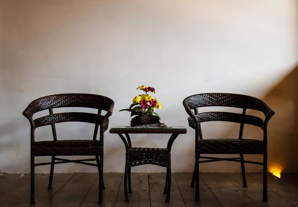 Stuhl in einem dunklen Raum — Stockfoto