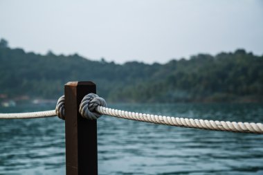bir düğüm beyaz ip bağladılar.
