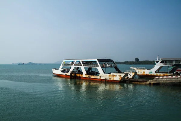 TRAT, THAÏLANDE - 30 DÉCEMBRE : jetée de ferry et ferry Koh Chang — Photo