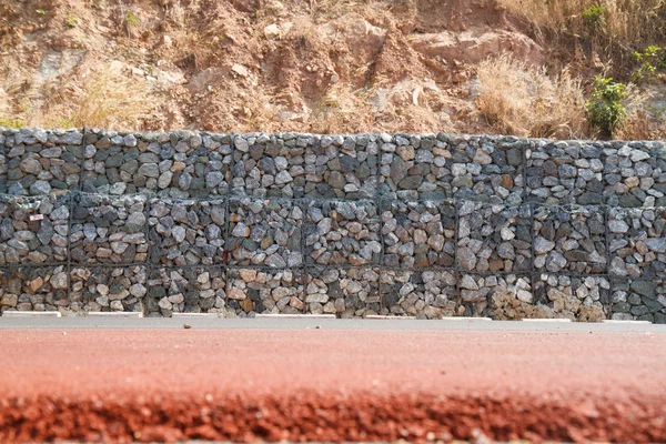 Kamenný blok k zabránění sesuvů půdy podél silnice. — Stock fotografie