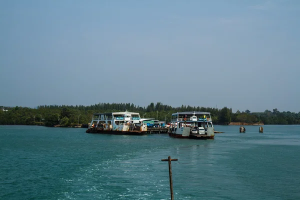 TRAT, THAILAND - DECEMBER 30: The Koh Chang ferry pier and ferry — Stock Photo, Image