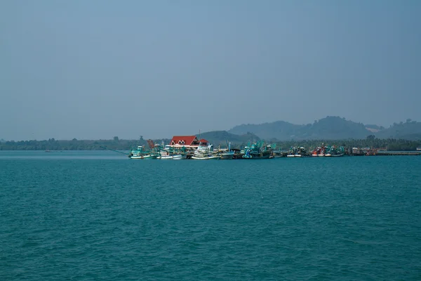 Trat, Ταϊλάνδη - 30 Δεκεμβρίου: το koh chang προβλήτα και το πλοίο — Φωτογραφία Αρχείου