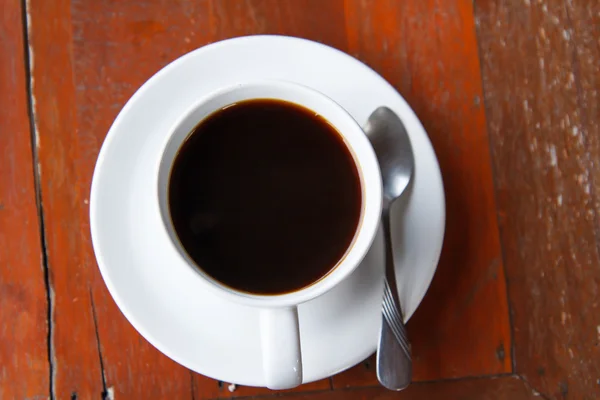 Café negro en una taza blanca sobre la mesa . —  Fotos de Stock