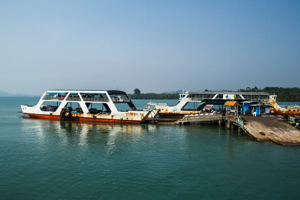 TRAT, THAILAND - DECEMBER 30: The Koh Chang ferry pier and ferry — Stock Photo, Image