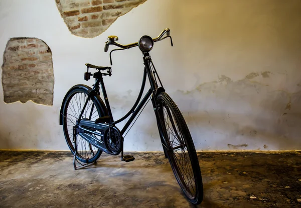 Old antique bicycle old brick side walls. — Stock Photo, Image
