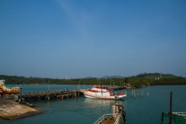 Trat, thailand - 30 december: de koh chang ferry pier en veerboot — Stockfoto