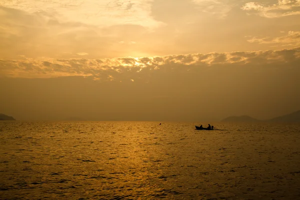 Zonsopgang op bang bao, koh chang, thailand — Stockfoto