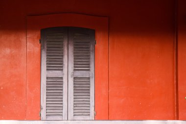 kırmızı duvar ahşap kapı