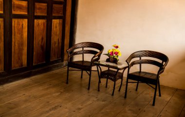 karanlık bir odada sandalye