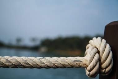 bir düğüm beyaz ip bağladılar.
