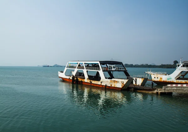 Trat, thailand - 30 december: de koh chang ferry pier en veerboot — Stockfoto