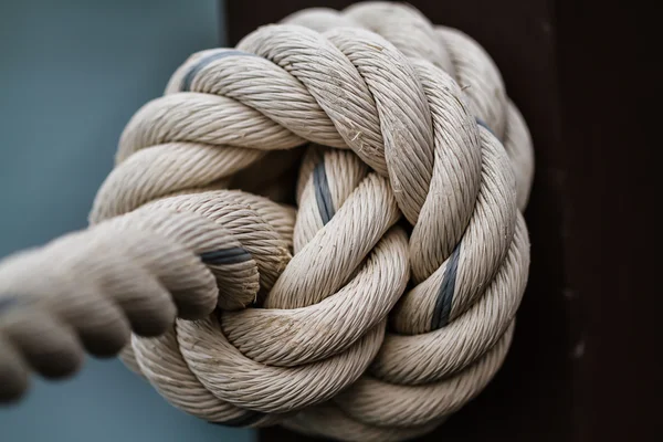 Weißes Seil zu einem Knoten gebunden. — Stockfoto