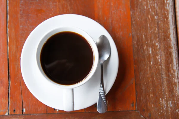 Café negro en una taza blanca sobre la mesa . —  Fotos de Stock