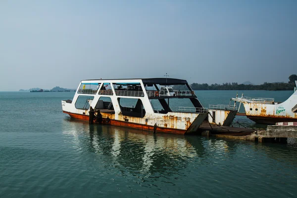 Trat, thailand - 30 december: koh chang ferry pier och färja — Stockfoto