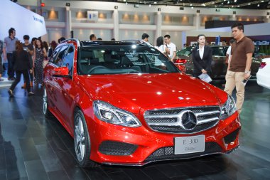Bangkok - 30 Mart: mercedes-benz e 300 aile arabası ekranda