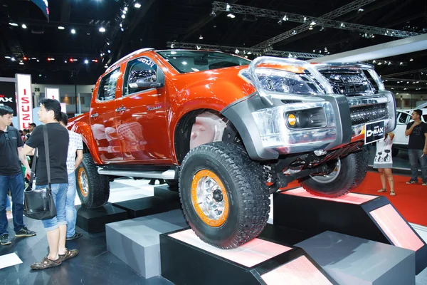 Bangkok-30 maart: alle nieuwe orange d-max auto van isuzu op de 3 — Stockfoto