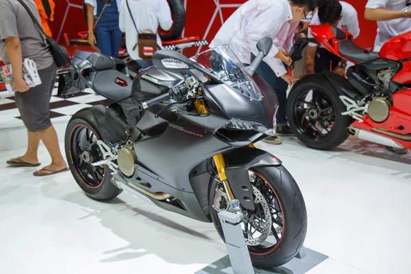 Bangkok - 30 mars: ducati 1199 panigale s motorcykel på displayen — Stockfoto