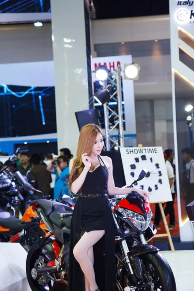 BANGKOK - MARÇO 30: Modelo não identificado com Benelli em exposição — Fotografia de Stock