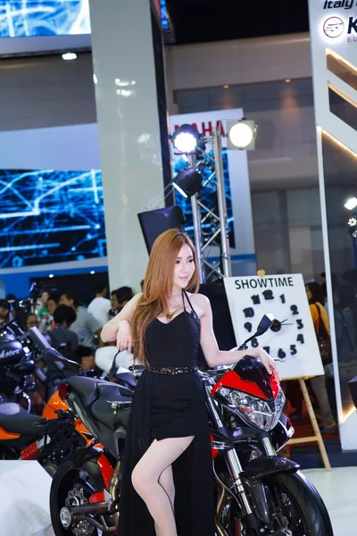 BANGKOK - MARÇO 30: Modelo não identificado com Benelli em exposição — Fotografia de Stock