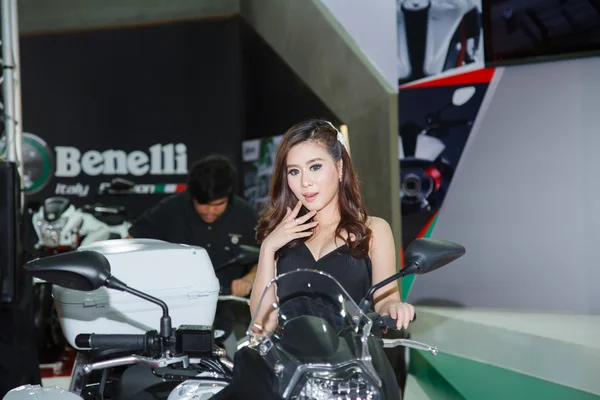 BANGKOK - MARCH 30: Model tak dikenal dengan Benelli yang sedang dipajang — Stok Foto