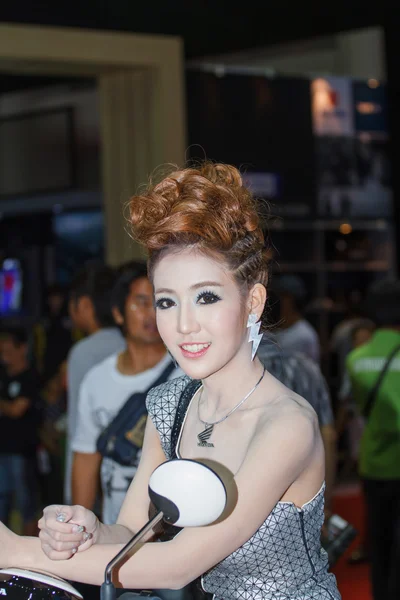 BANGKOK - 30 DE MARZO: Modelo no identificado con Honda en exhibición en —  Fotos de Stock