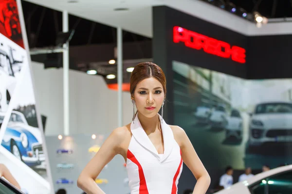 Bangkok - 30 maart: niet-geïdentificeerde model met op het display op de — Stockfoto