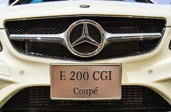 Бангкок - 30 марта: Mercedes-Benz E 200 CGI Coupe автомобиль на дисплее — стоковое фото