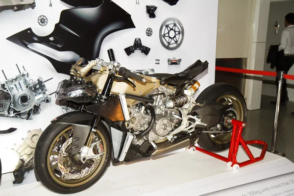 BANGKOK - MARÇO 30: Ducati Superbike 1199 Panigale em exposição em — Fotografia de Stock