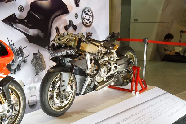 BANGKOK - MARÇO 30: Ducati Superbike 1199 Panigale em exposição em — Fotografia de Stock