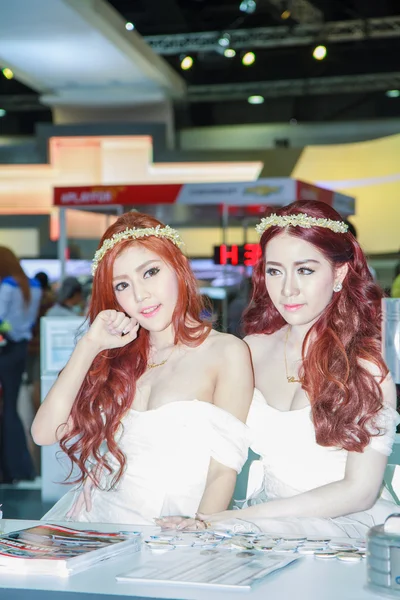 BANGKOK THAILAND-MARCH 30 : Unidentified models pose on Chevrole — Stock Photo, Image