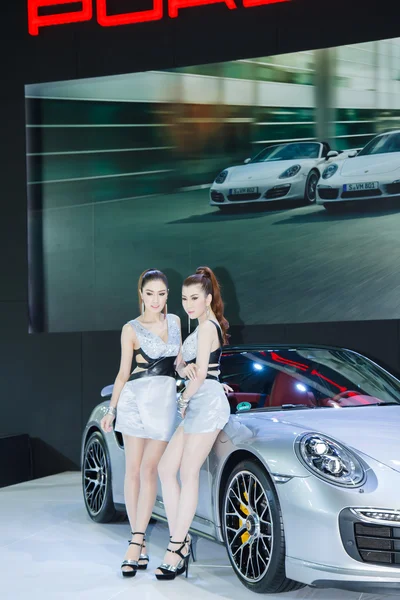 Bangkok - 30 maart niet-geïdentificeerde model met porsche tentoongesteld in — Stockfoto