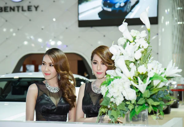 BANGKOK - 30 DE MARZO: Modelo de presentadoras femeninas en el stand de Bentley du — Foto de Stock