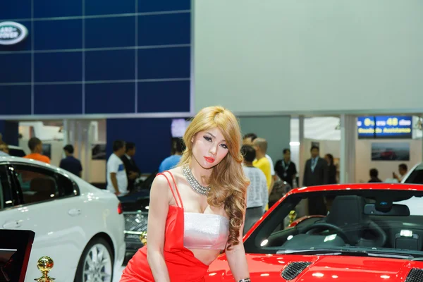 BANGKOK THAILAND-MARCH 30 : Unidentified model post with Jaguar — Stock Photo, Image